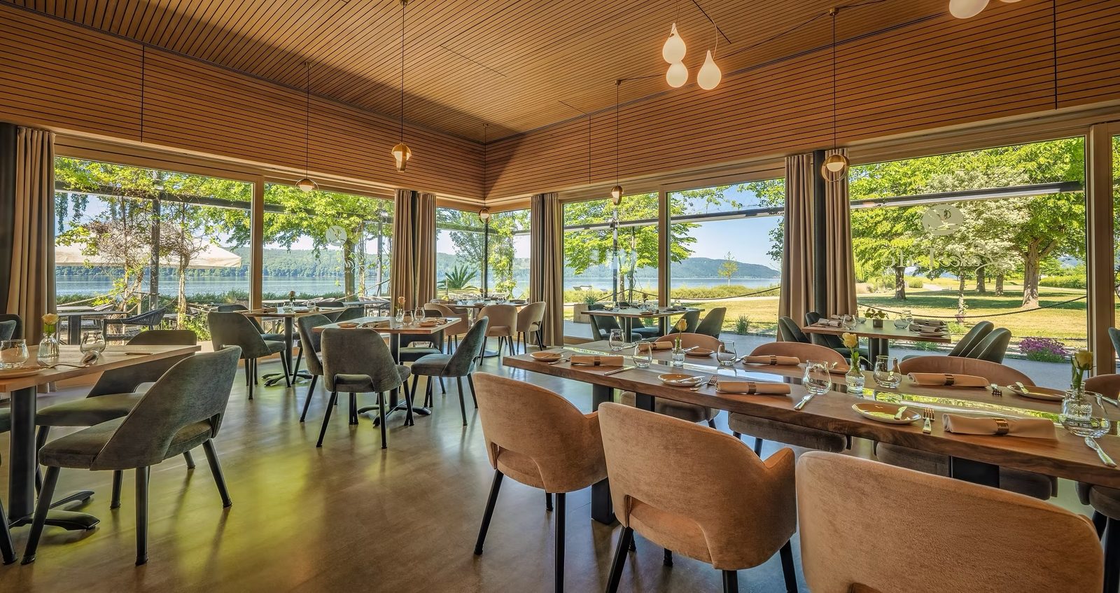 Gastraum des LakeLife Restaurants mit großen Fenstern zum Bodensee