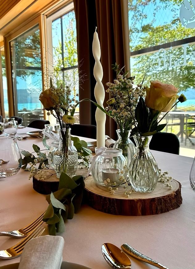 Festlich gedeckter Tisch im LakeLife mit Blumen und Kerze