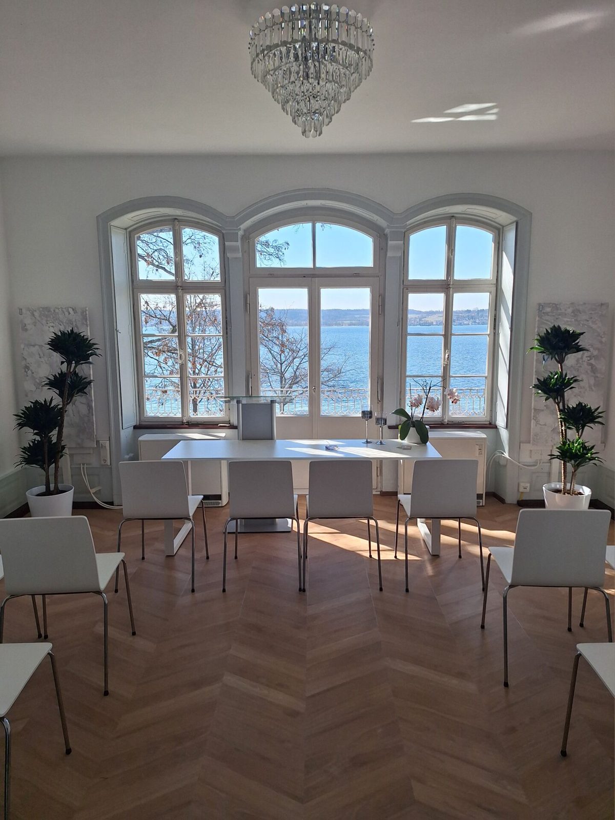 Trauzimmer Villa am See mit großen Bogenfenstern und Blick auf den Bodensee